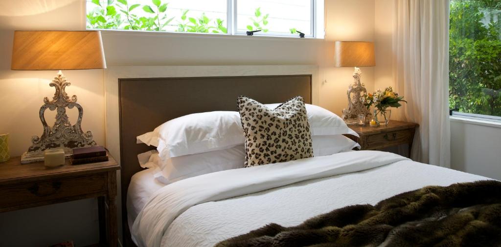 Un dormitorio con una cama con almohadas blancas y una ventana en Wyett Annex en Greytown
