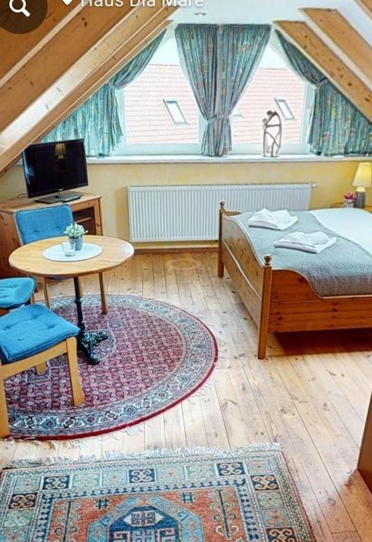 a bedroom with a bed and a table and a table sidx sidx at Dia Mare Taubenschlag in Ueckeritz