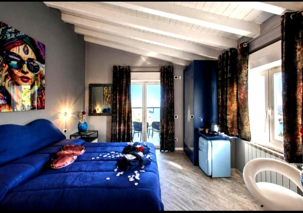 BELLAVISTA EXCLUSIVE B&B in zona centrale con piscina riscaldata-Jacuzzi vista lago LA COLAZIONE viene servita in una pasticceria esclusiva in centro-vicina alla struttura-animali di piccola taglia ammessi su richiesta