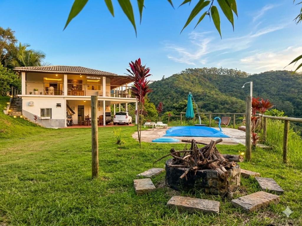 a villa with a pool and a house at CHÁCARA DOMINGOS MARTINS - SANTO GRAAL - Montanhas, Corredeiras, Piscina, Natureza e Paz in Domingos Martins