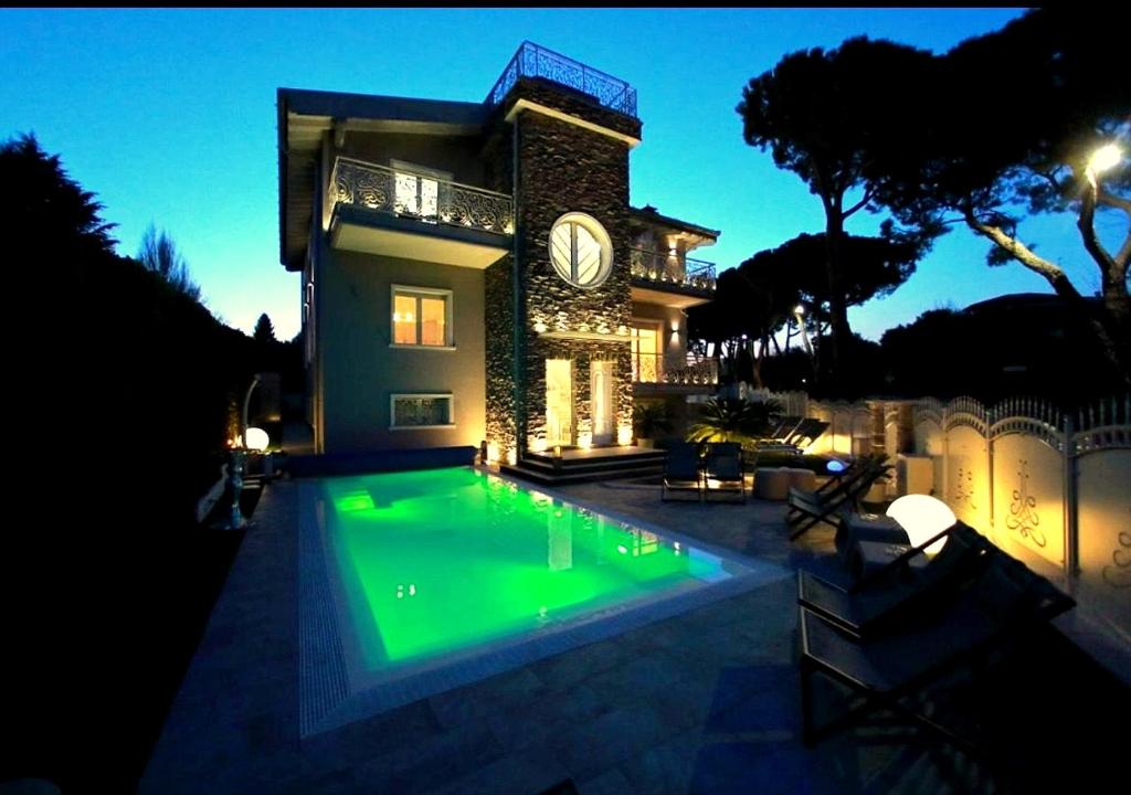 BELLAVISTA EXCLUSIVE B&B in zona centrale con piscina riscaldata-Jacuzzi vista lago LA COLAZIONE viene servita in una pasticceria esclusiva in centro-vicina alla struttura-animali di piccola taglia ammessi su richiesta