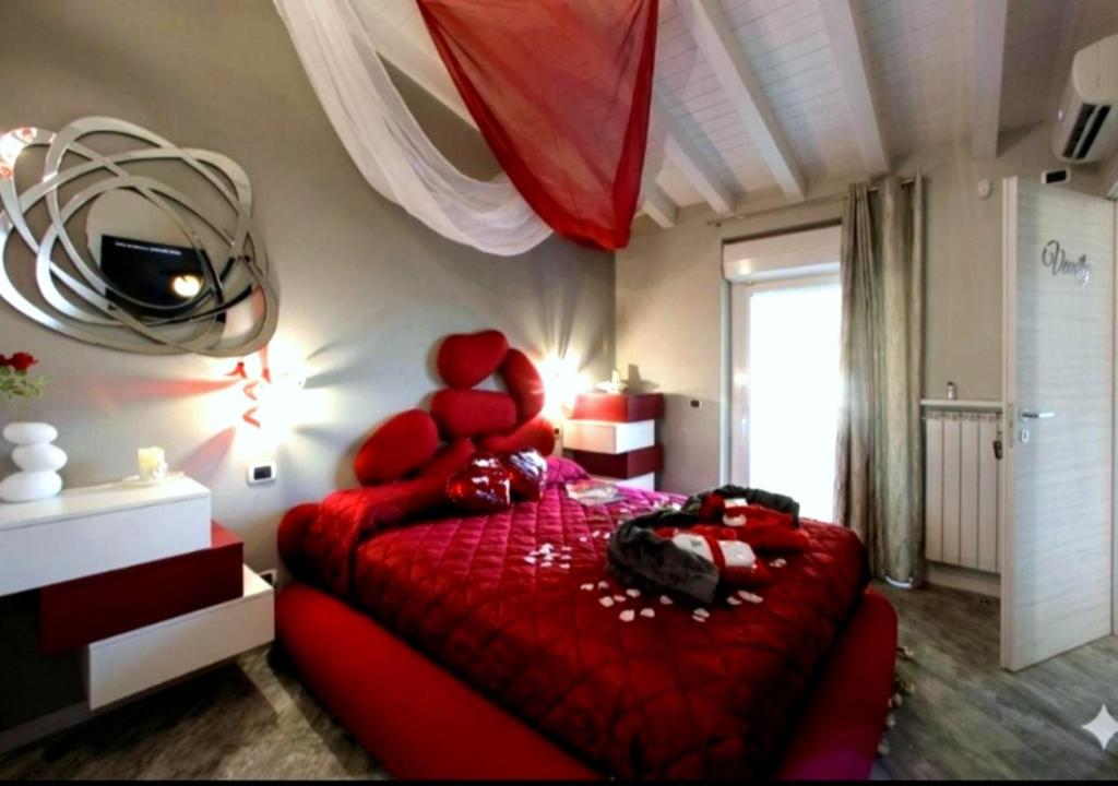 BELLAVISTA EXCLUSIVE B&B in zona centrale con piscina riscaldata-Jacuzzi vista lago LA COLAZIONE viene servita in una pasticceria esclusiva in centro-vicina alla struttura-animali di piccola taglia ammessi su richiesta