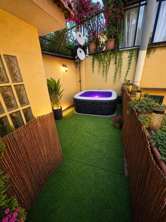 a small garden with a hot tub in the middle of a building at Mosahouse in Naples