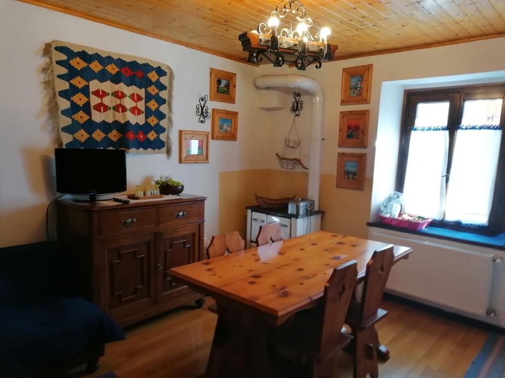 a dining room with a wooden table in a room at Casa Camomilla in Creto