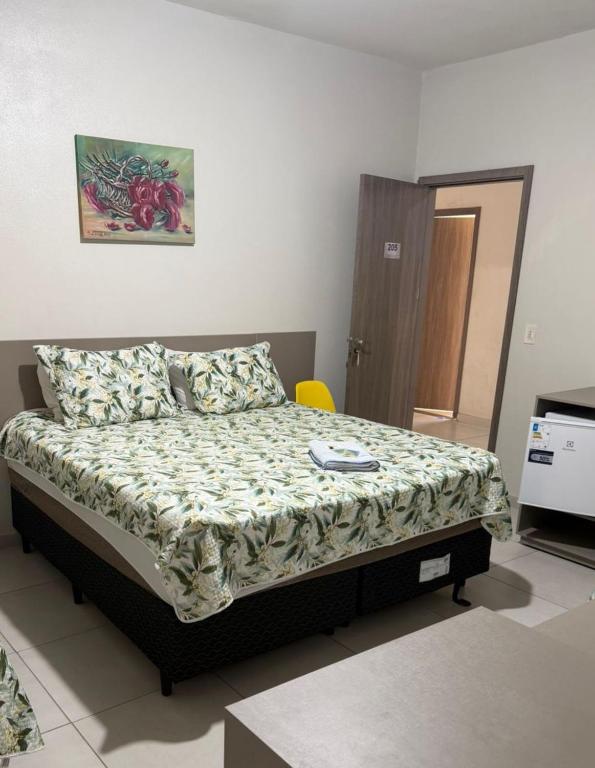 a bedroom with a bed in a room at Hotel Master Plaza Formiga in Formiga