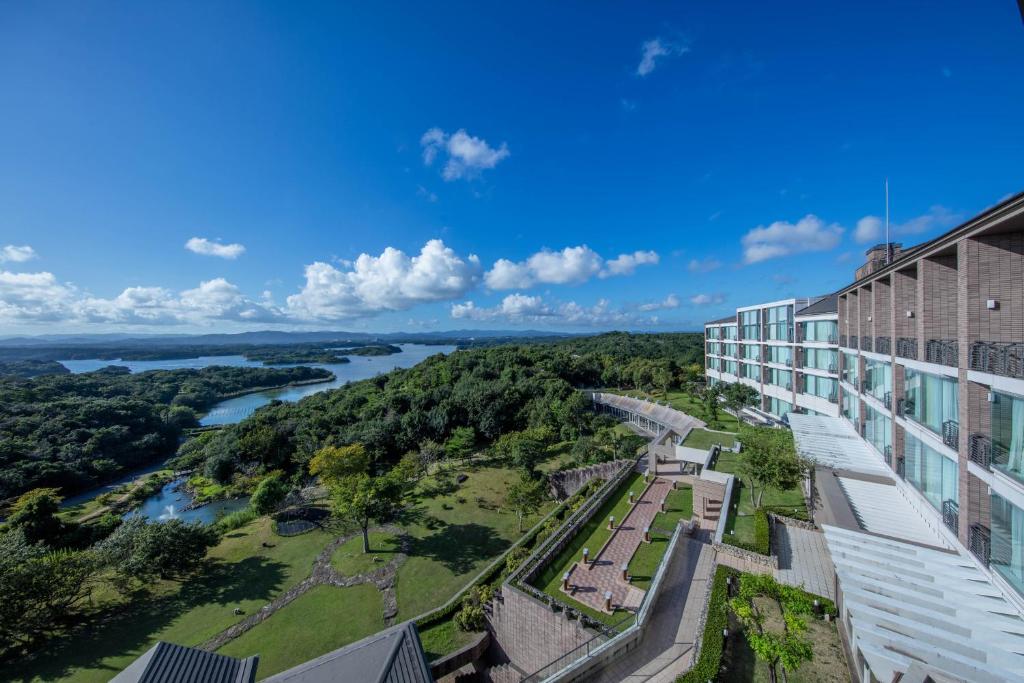 vistas al río desde el lateral de un edificio en Miyako Resort Okushima Aqua Forest, en Shima