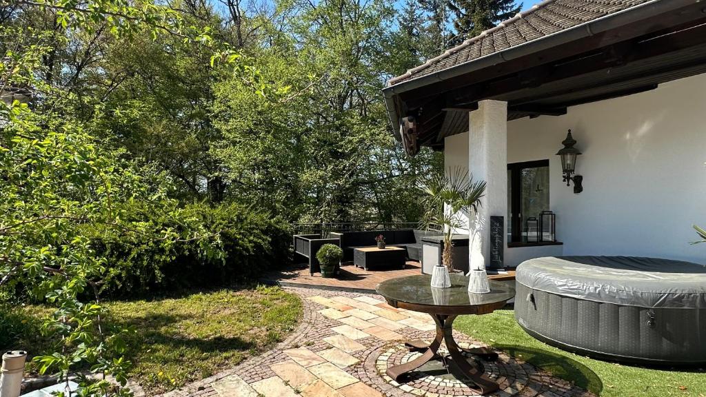 Familienfreundliche 10 min zu Fuß von Legoland entfernt,80 m2 stilvolle Ferienwohnung in einer Villa mit großen Garten, für den ersten Frühstück gefüllten Kühlschrank,Whirlpool, privater Waldstück und wunderschöner Terrasse im Kötz, My Luxury Apartments - Appartement De Luxe 2 Chambres Avec Vue Sur Jardin