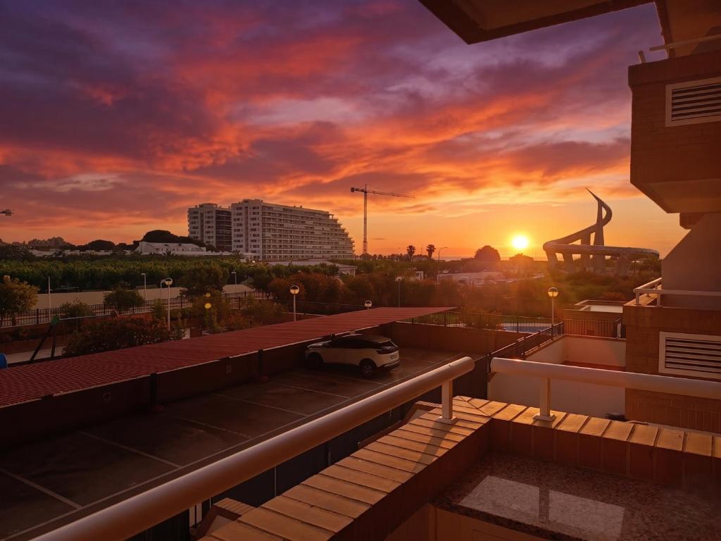 a car parked on the roof of a building at sunset at Jardines del mar III-2ª linea de playa Piscina y Parking Ideal familias Marina d'Or in El Borseral