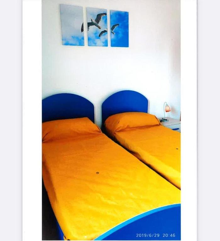 two beds sitting next to each other in a bedroom at Casa Arianna in Pellestrina