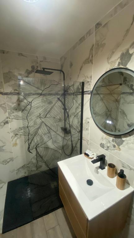 a bathroom with a sink and a mirror at La loge in Marigot