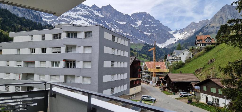 a apartment building with a view of a mountain at Tolle zentrale Wohnung in Engelberg