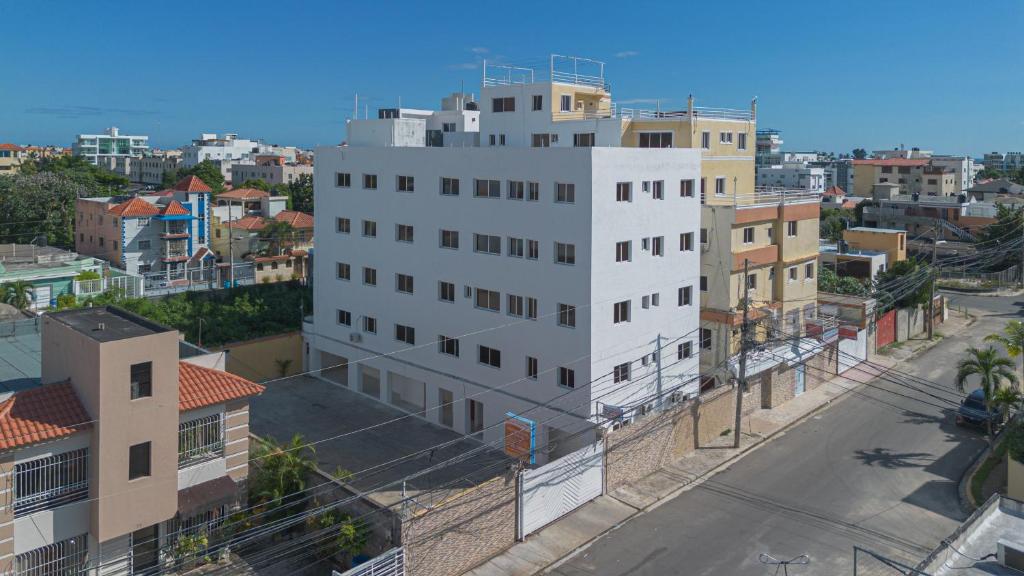 an overhead view of a white building in a city at BNB Habitaciones Economicas - Cerca Aeropuerto Las Americas in La Viva