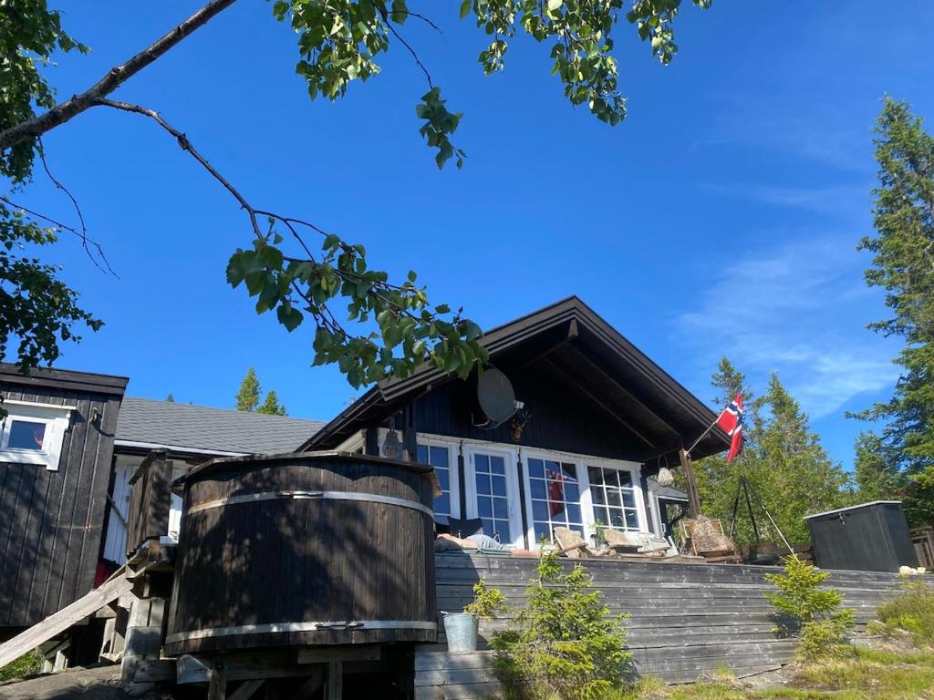 a house with a missing window and a roof at Hannebu, hytte med 3 soverom, 2 bad og sovehems in Kyrkjebygdi
