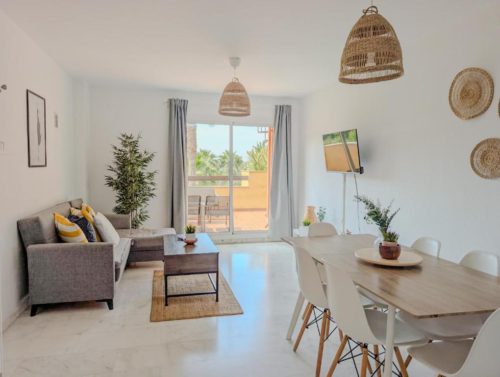 Relaxing 2 Bed duplex: seaviews, terrace & rooftop