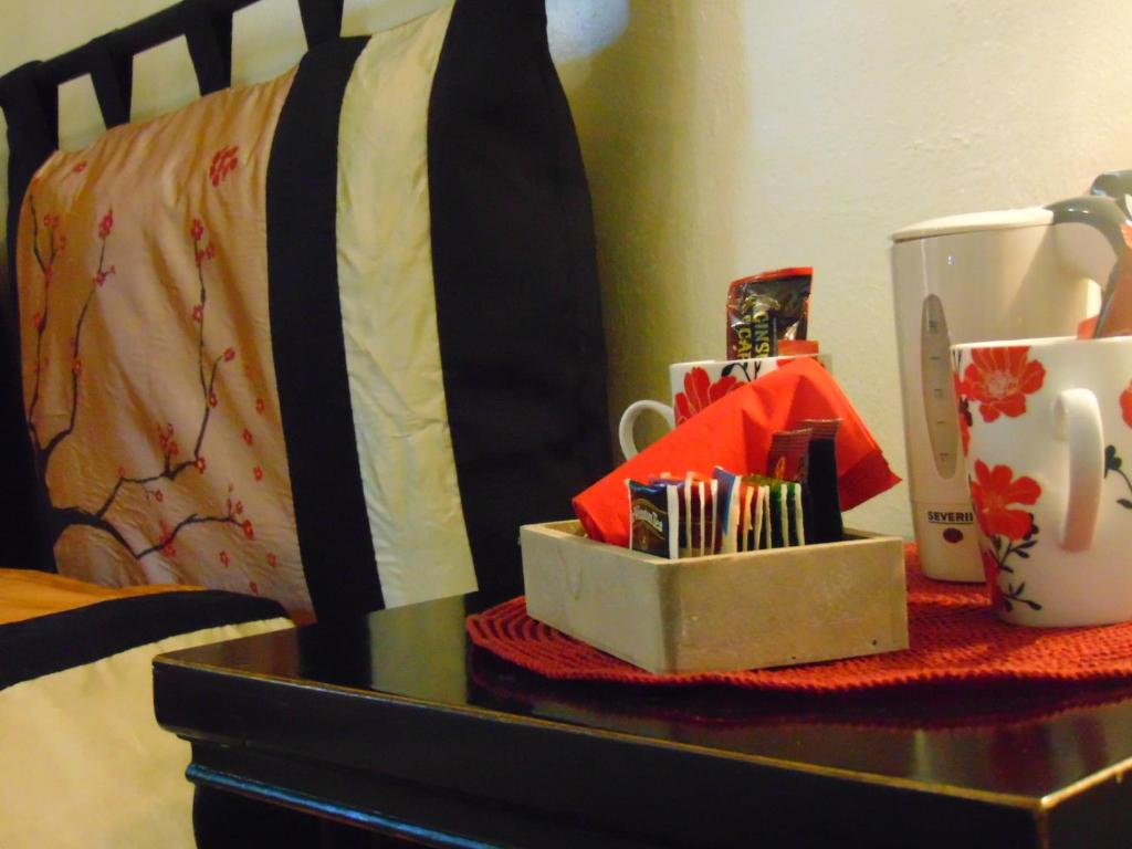 un tavolo con una tazza e una scatola di penne di Appunti di Viaggio Room & Breakfast a San Giorgio di Piano