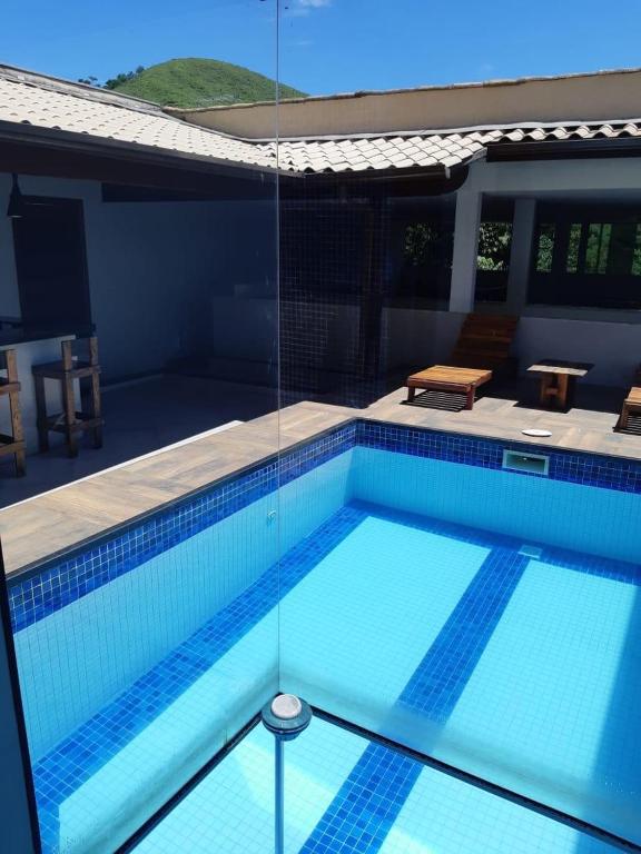 a large swimming pool in a house at Recanto do Galo in Volta Redonda