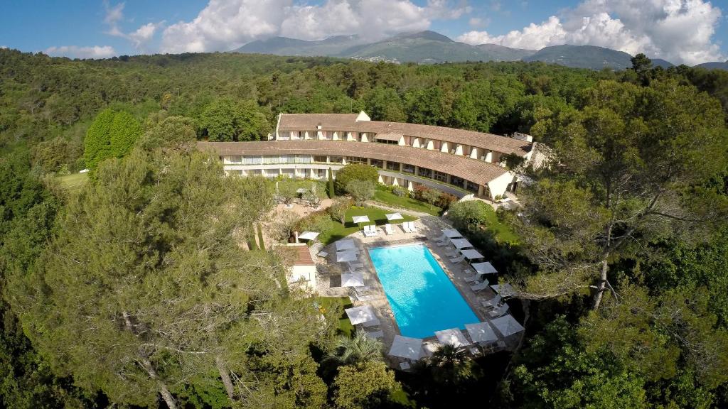 eine Luftansicht eines Herrenhauses mit Pool in der Unterkunft Hotel Restaurant La Vague de Saint Paul in Saint-Paul-de-Vence