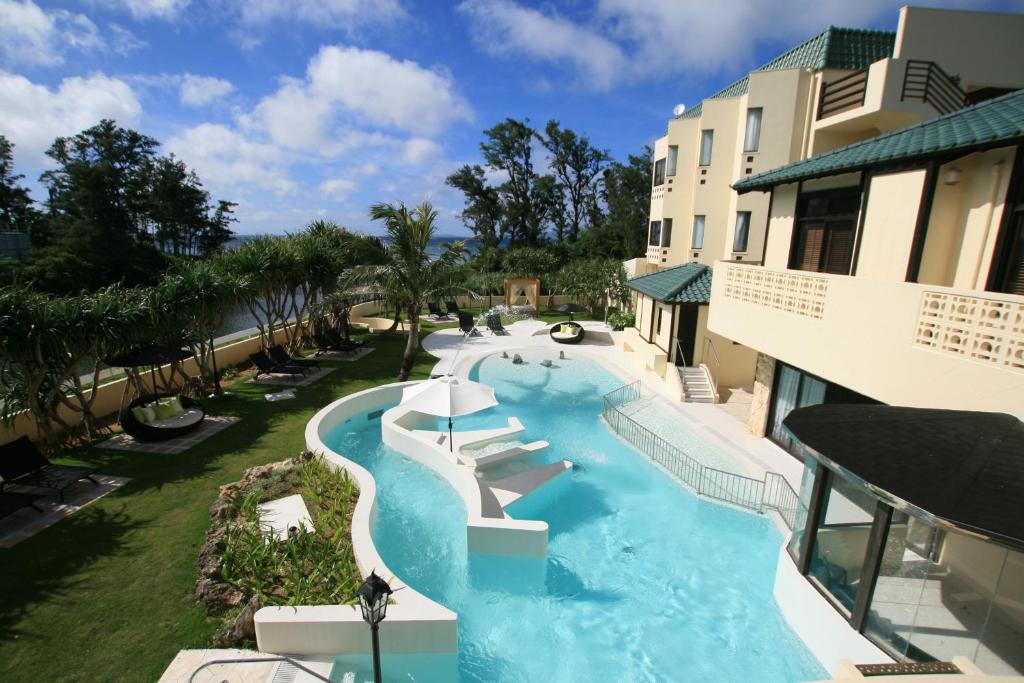 Utsikt mot bassenget på La Casa Panacea Okinawa Resort eller i nærheten