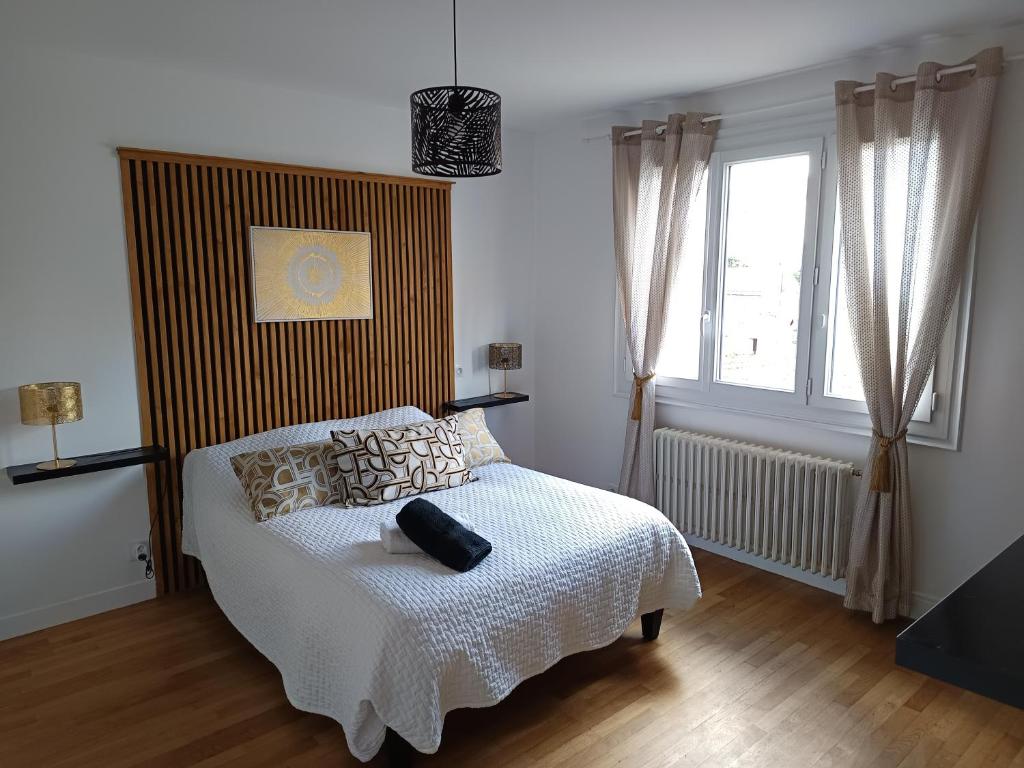 a bedroom with a bed and a window at Hébergement quartier historique in Parthenay
