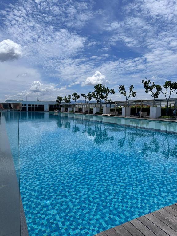 a large swimming pool on top of a building at reSTARY - K Universe, Sutera Avenue Infinity Pool - Imago Opposite - KK City- 3BR,10Pax 来沙旅 K歌宇宙主题公寓 - 无边际日落海景泳池 - Imago商场对面 - KK市中心 - 3房10人 in Kota Kinabalu