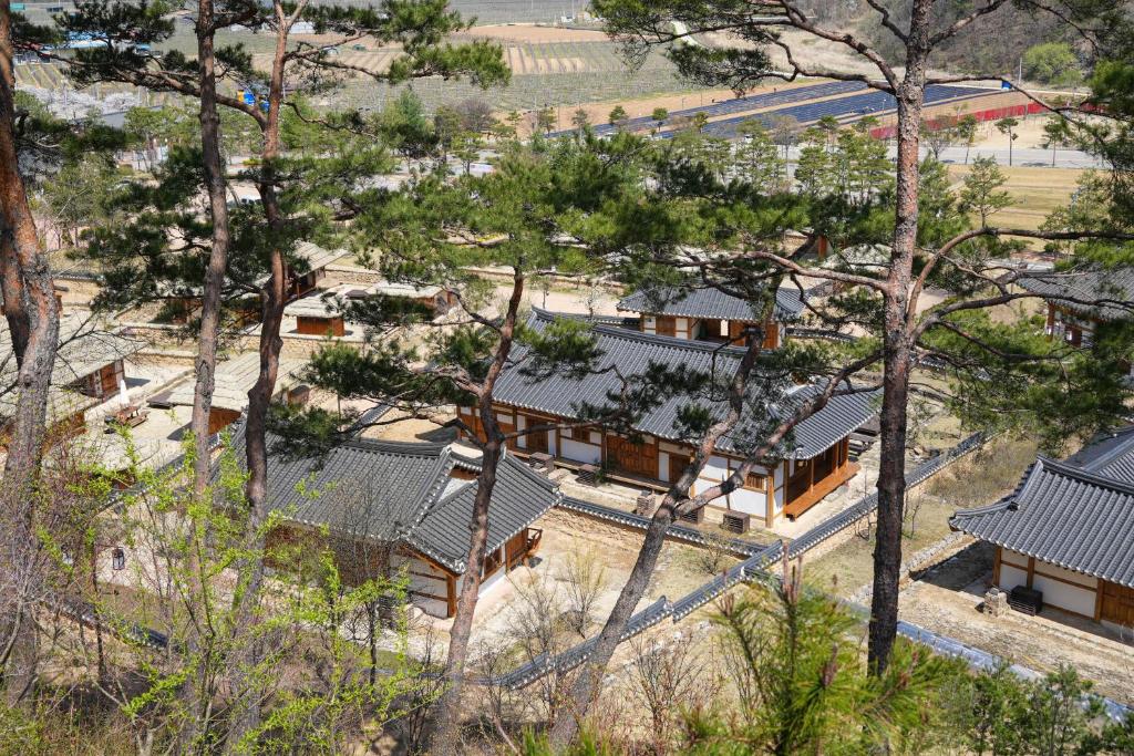an overhead view of a house with roofs at 청송 한옥호텔 안 in Imjŏn-dong