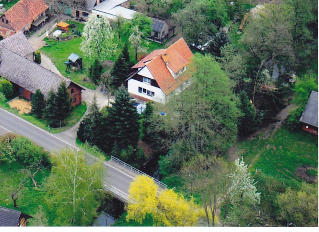 Luftblick auf ein Haus und eine Straße in der Unterkunft FeWo an der kleinen Spree in Burg