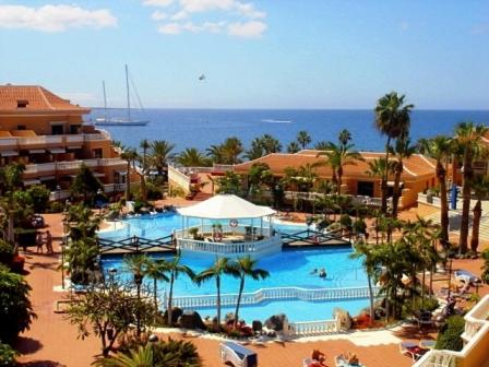 una vista aérea de un complejo con una gran piscina en Los Cristianos Royal Gardens en Playa de las Américas