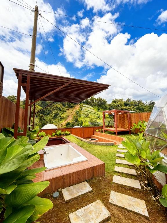 a garden with a bath tub in the yard at Dome Gloria in Panjadakan