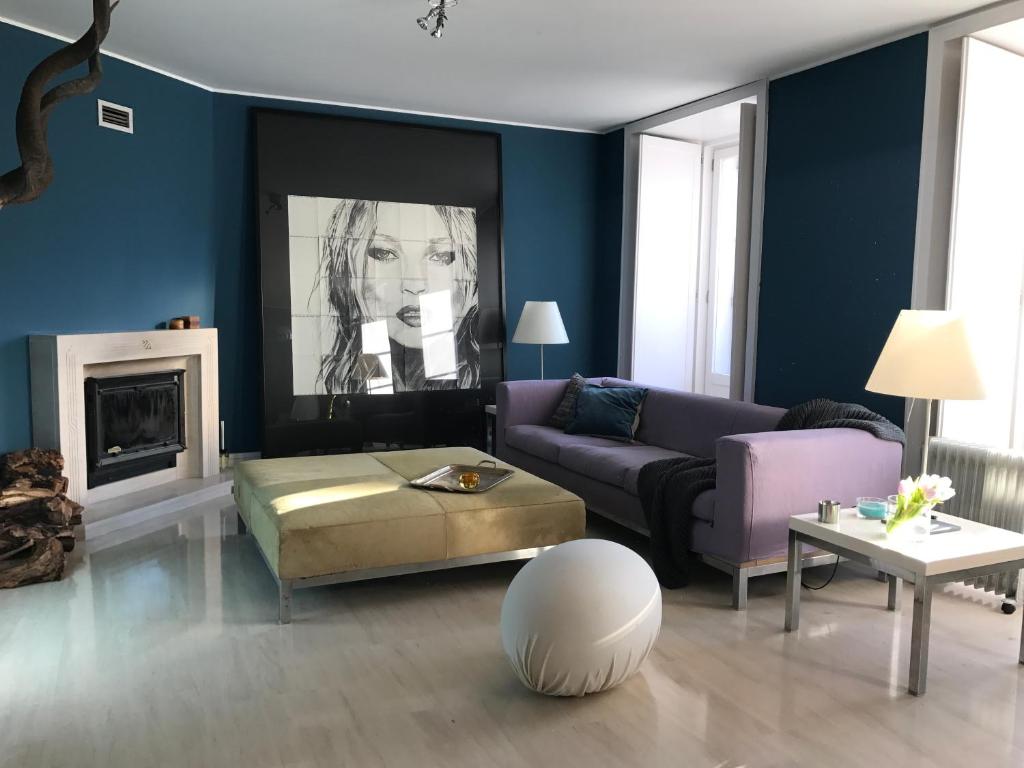 リスボンにあるChiado Glamorous Design Apartmentのリビングルーム(ソファ、テーブル付)