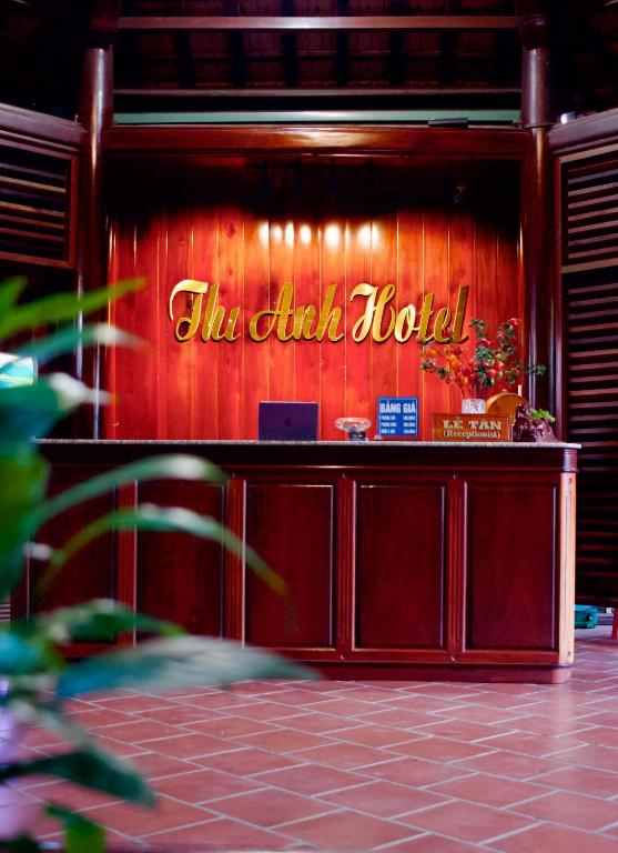 a sign that reads the club hotel on a red wall at Nhà Nghỉ Thi Anh in Ấp Bia