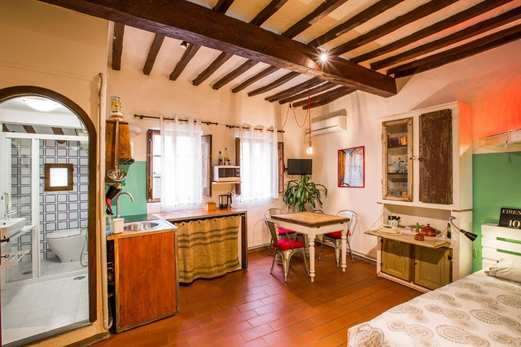 cocina con fregadero y mesa en una habitación en Diladdarno en Florence