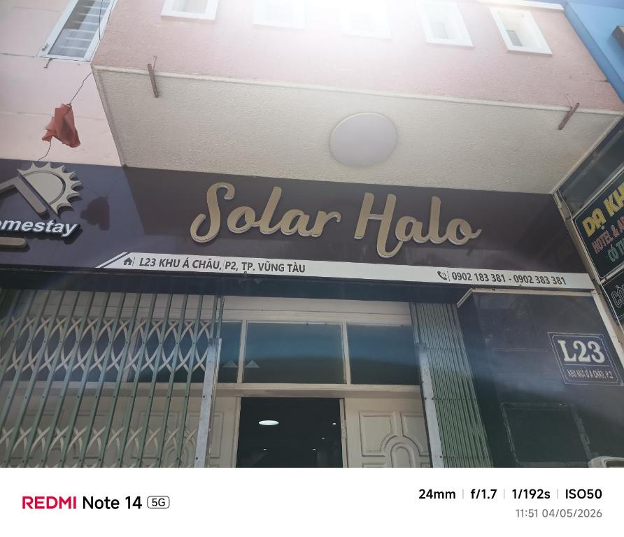 a sign for a saah halo on the front of a building at Homestay Solar Halo in Xã Thang Tam