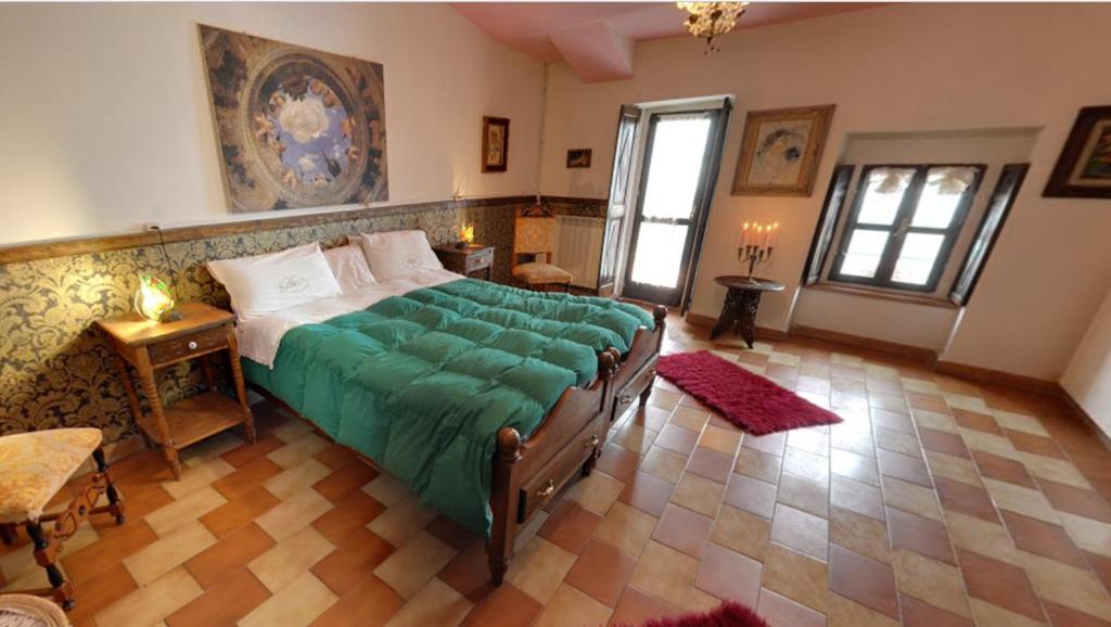 Łóżko lub łóżka w pokoju w obiekcie B&B I Colori dell'Arcobaleno