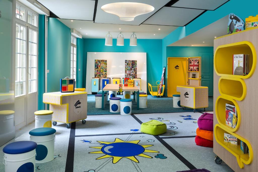 Детский клуб в Hôtel Barrière Le Normandy