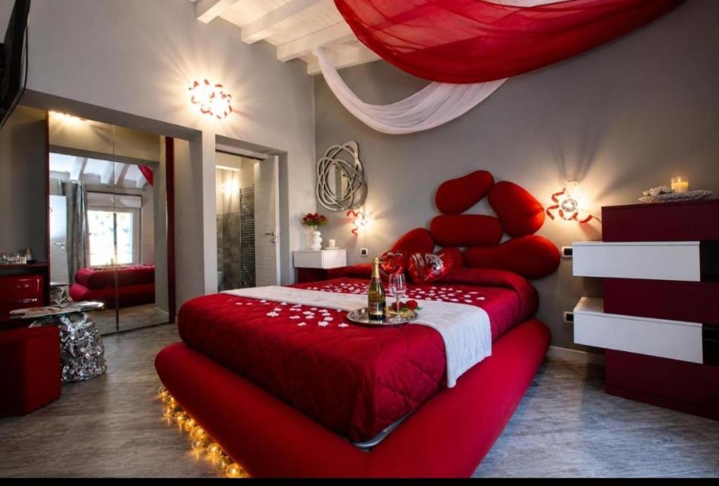 BELLAVISTA EXCLUSIVE B&B in zona centrale con piscina riscaldata-Jacuzzi vista lago LA COLAZIONE viene servita in una pasticceria esclusiva in centro-vicina alla struttura-animali di piccola taglia ammessi su richiesta