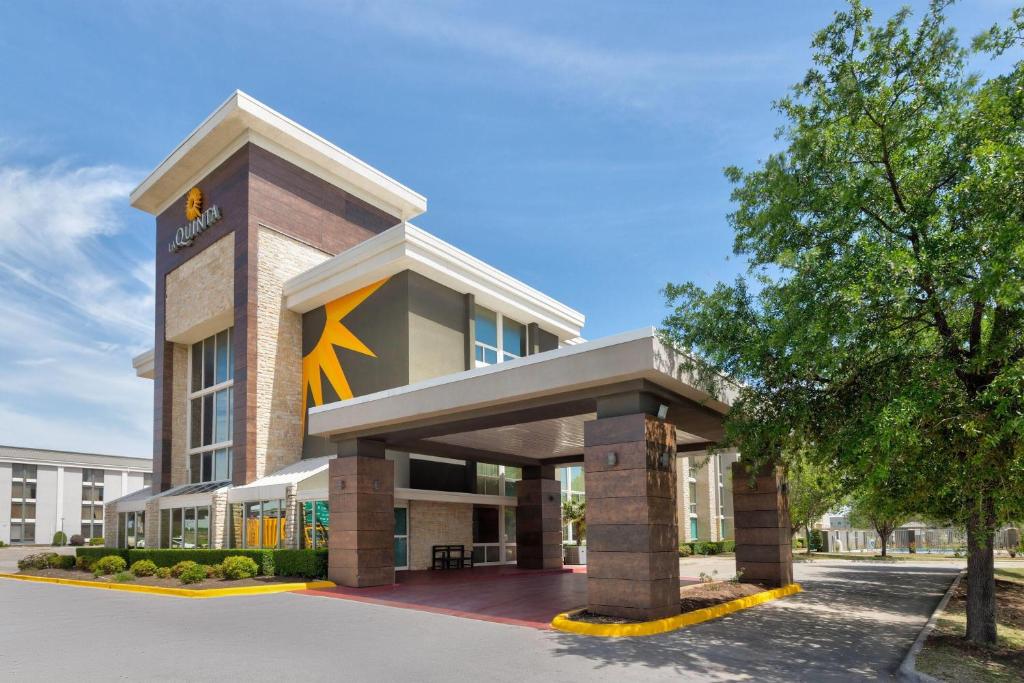 a building with a sign on the side of it at La Quinta by Wyndham Dallas I-35 Walnut Hill Ln in Oldham