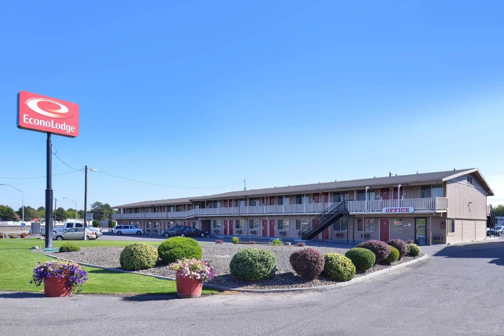 a building with a sign in front of it at Econo Lodge Kennewick Tri-Cities in Kennewick