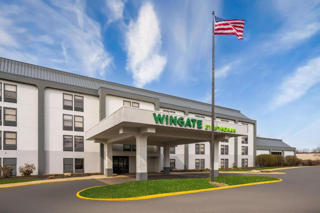 an image of a wyncote office building with an american flag at Wingate by Wyndham Cranberry in Cranberry Township