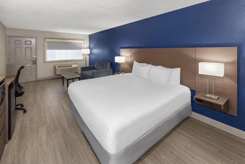 Angel Inn Near IMAX, a Travelodge by Wyndham photo