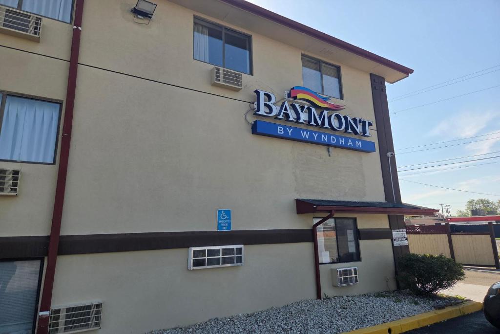 a building with a sign for a barrington by variance at Baymont by Wyndham Findlay in Findlay