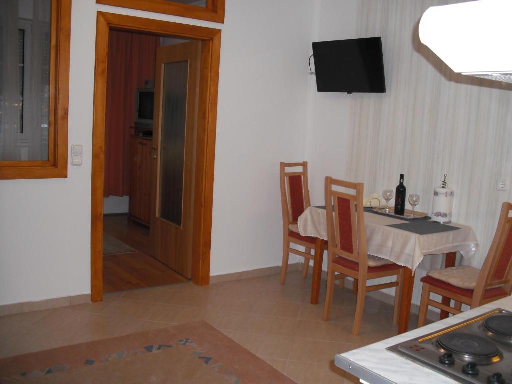 Televízia a/alebo spoločenská miestnosť v ubytovaní Aba és Andrea Apartmanok