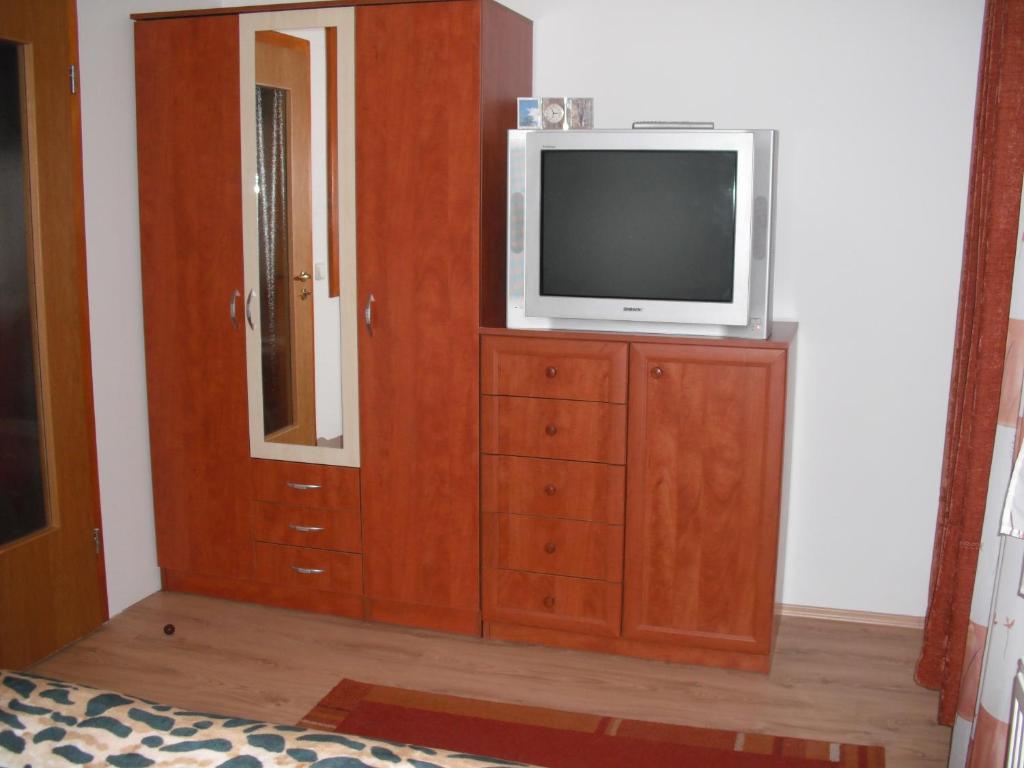 Televízia a/alebo spoločenská miestnosť v ubytovaní Aba és Andrea Apartmanok