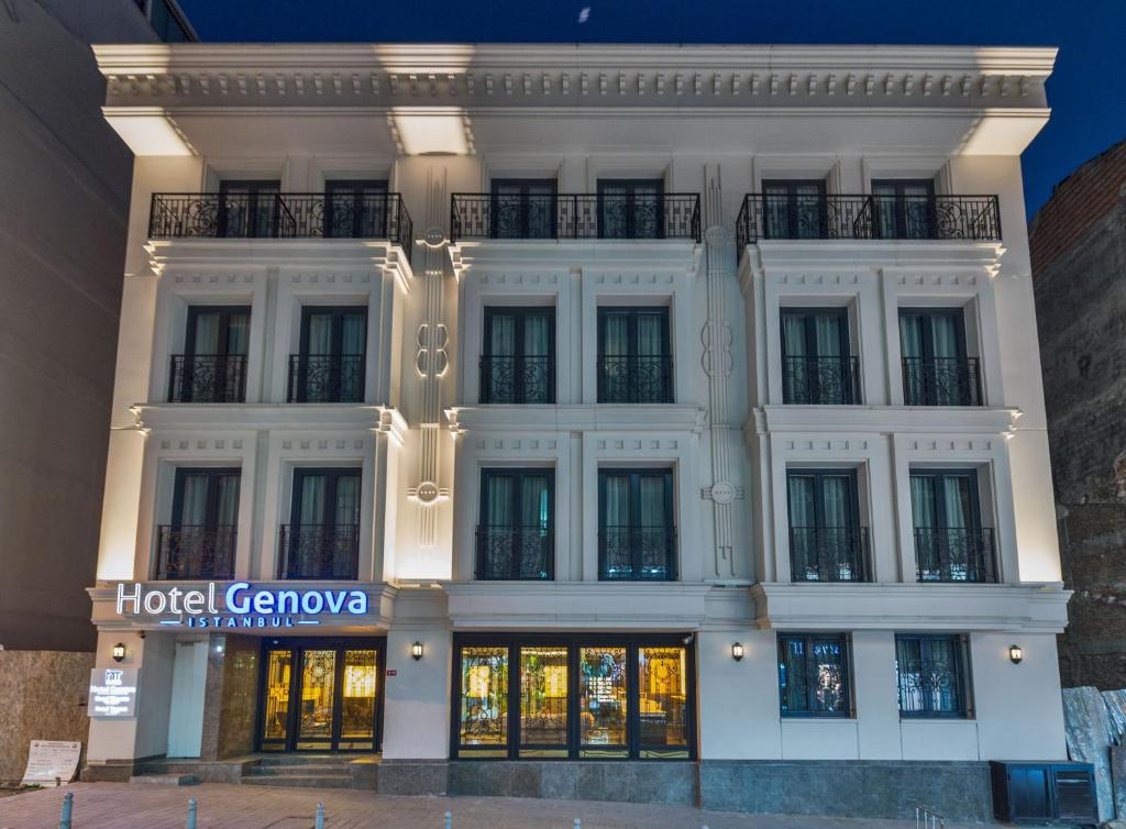 een groot wit gebouw met een hotel genova bij Hotel Genova in Istanbul