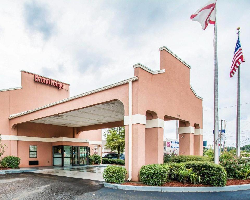 a front view of a hampton inn at Econo Lodge Dothan West in Dothan