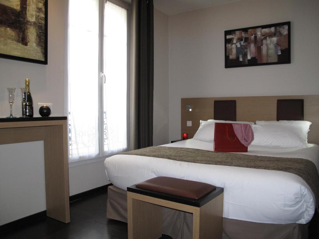 Voodi või voodid majutusasutuse Source Hôtel toas