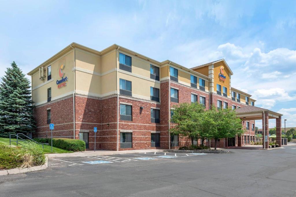 a building with a parking lot in front of it at Comfort Suites Highlands Ranch Denver Tech Center Area in Highlands Ranch