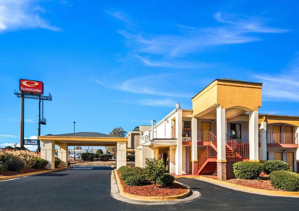 aury inn suites on the street with a parking lot at Econo Lodge - Conyers in Conyers