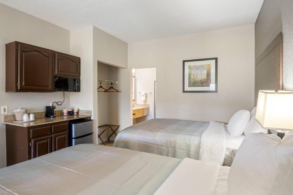 Quality Suites Hickory South photo