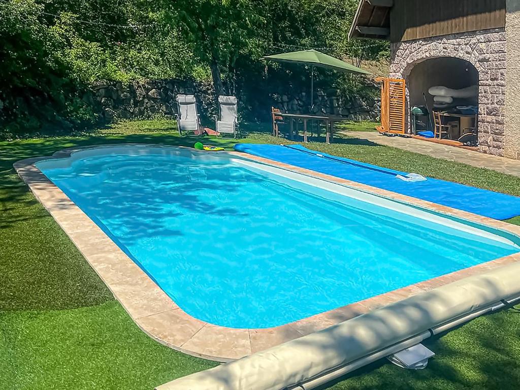 a swimming pool with blue water in a yard at Le Domaines Des Thermes - T2 in Gap
