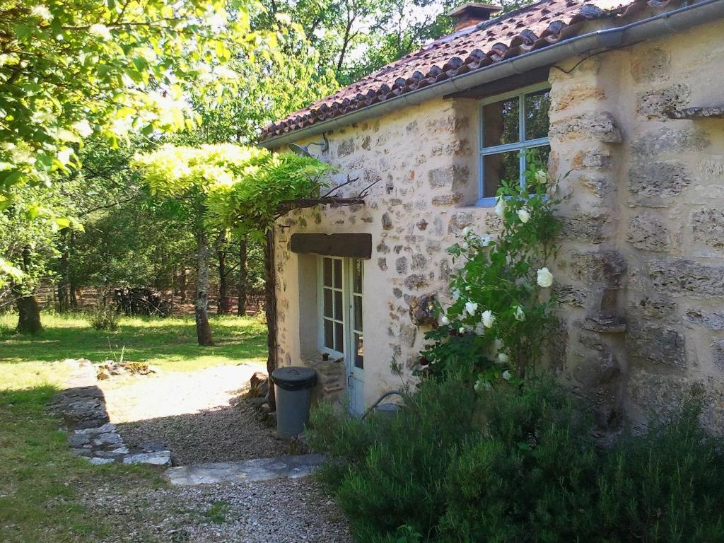 a stone house with a door and a window at La Framie basse in Albas